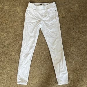 Women’s white skinny jeans